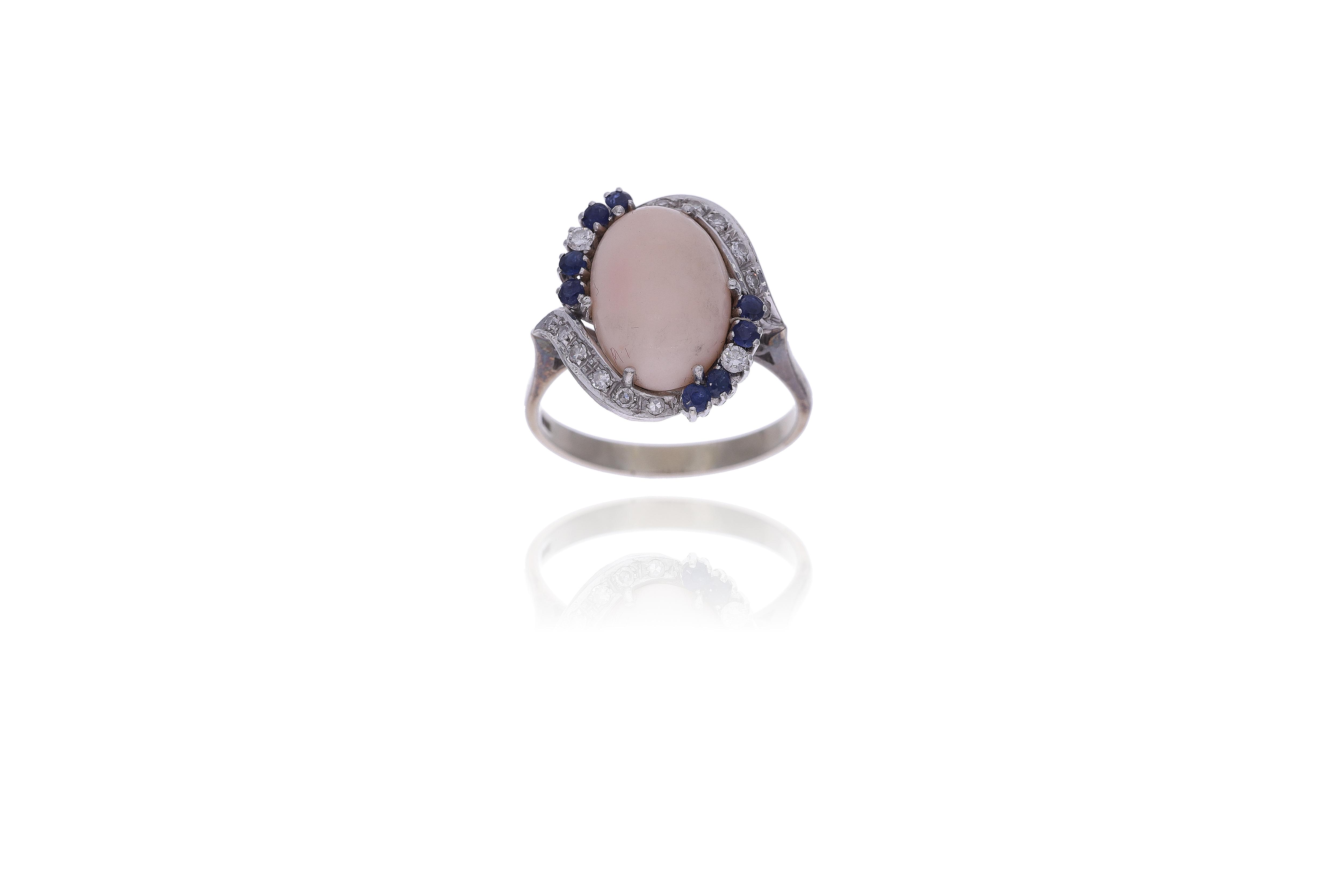 Anello con corallo, zaffiri e diamanti - Asta Preziosi