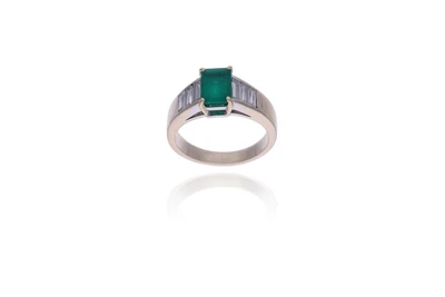Anello con smeraldo e diamanti - Asta Preziosi