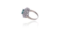 Anello con smeraldo e diamanti - Asta Preziosi Online Anello con smeraldo e diamanti - Asta Preziosi Online