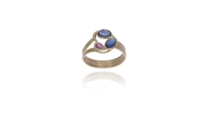 Anello con zaffiri e rubino - Asta Preziosi Online Anello con zaffiri e rubino - Asta Preziosi Online