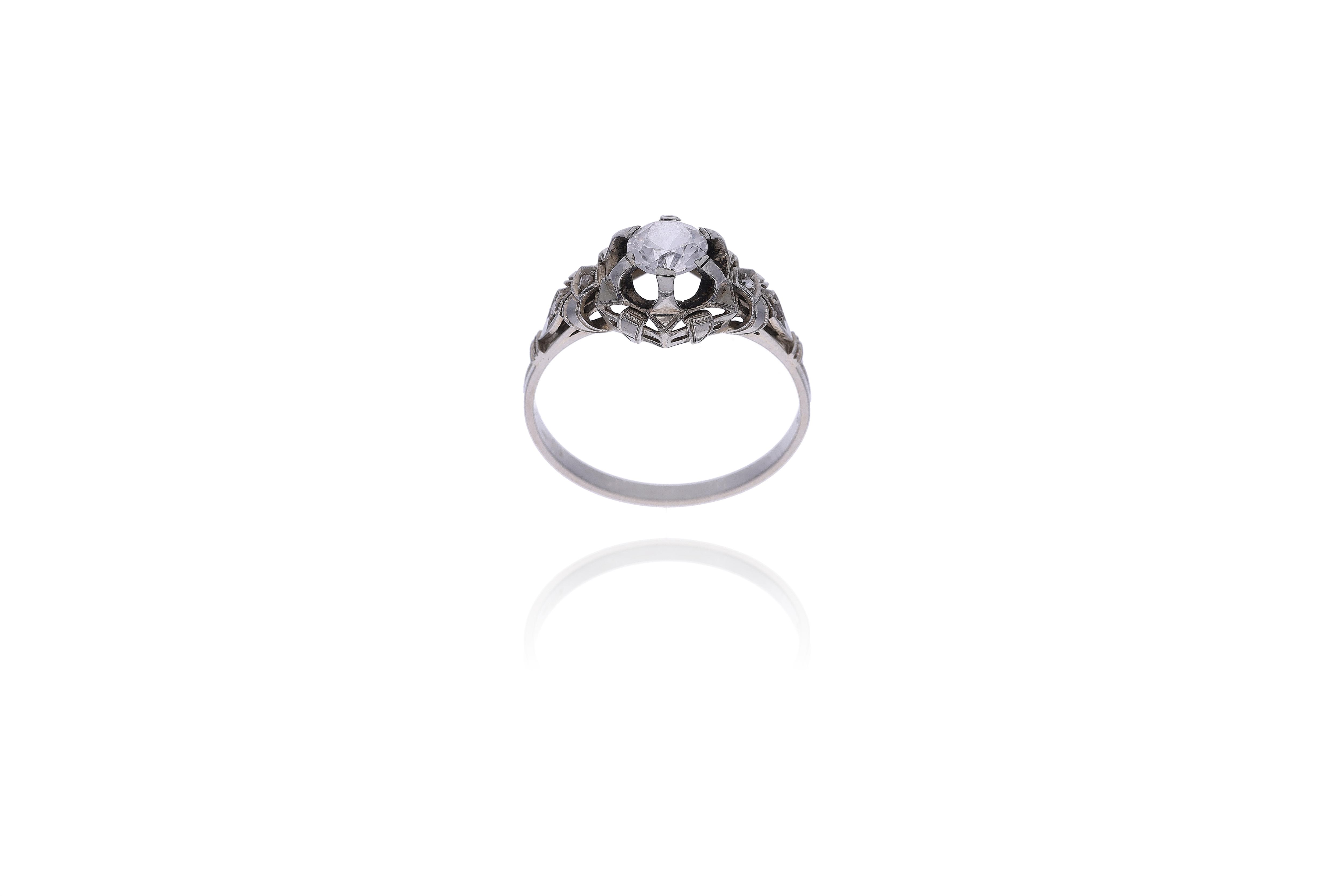 Anello con pietra e diamanti - Asta Preziosi Online