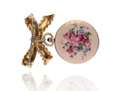Spilla con orologio a ciondolo Rondine in oro con smalti - Asta Preziosi Online Spilla con orologio a ciondolo Rondine in oro con smalti - Asta Preziosi Online