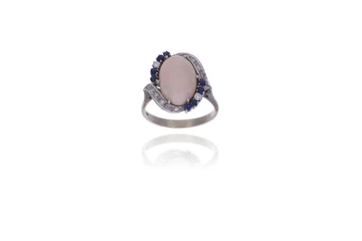Anello con corallo, zaffiri e diamanti - Asta Preziosi Online Anello con corallo, zaffiri e diamanti - Asta Preziosi Online