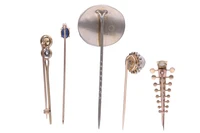 Cinque spille con diamanti, perle coltivate, zaffiro e pietre - Asta Preziosi Online Cinque spille con diamanti, perle coltivate, zaffiro e pietre - Asta Preziosi Online