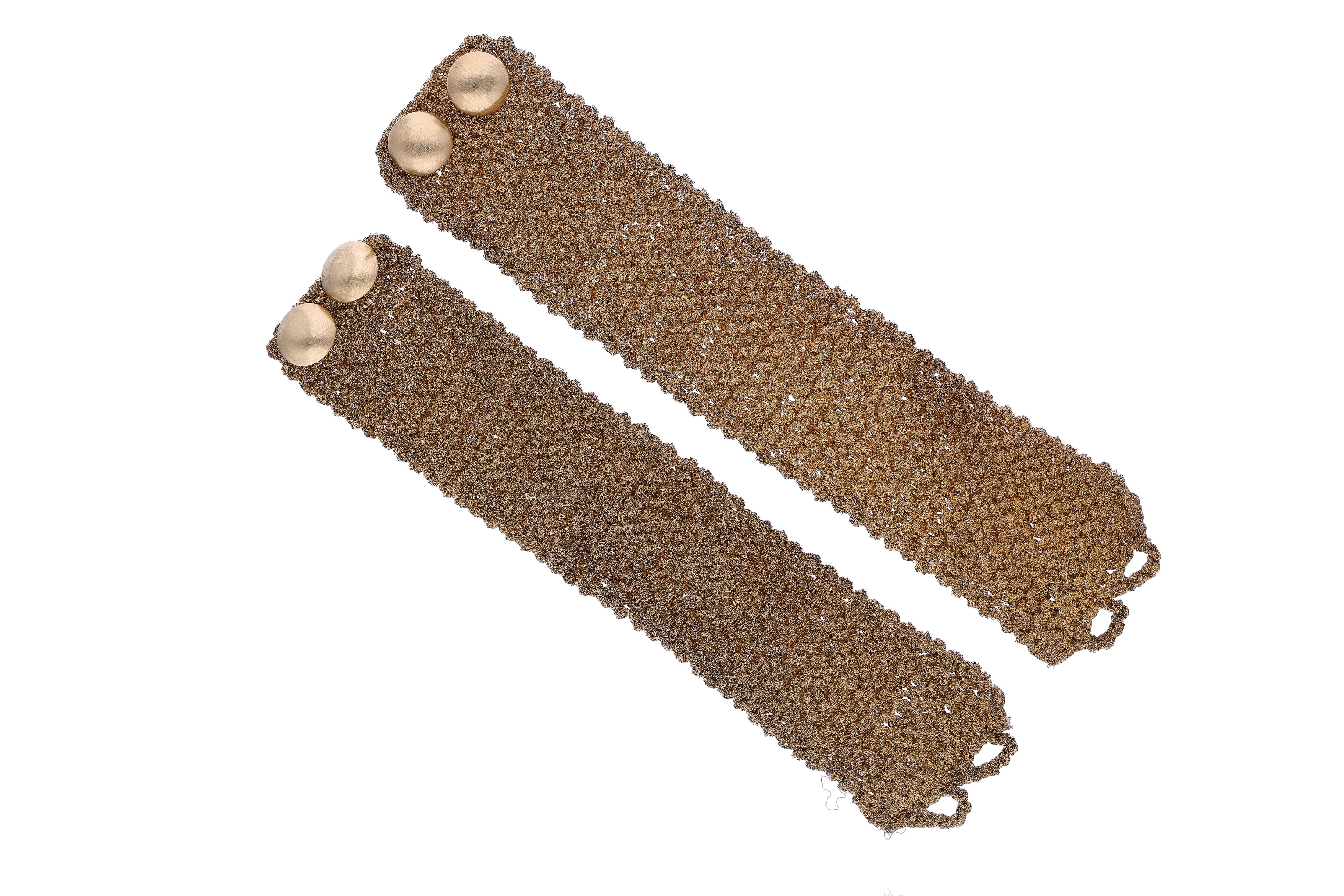 Due bracciali in tessuto con bottoni in oro - Asta Preziosi Online