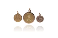 Tre ciondoli in oro - Asta Preziosi Online