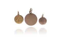 Tre ciondoli in oro - Asta Preziosi Online