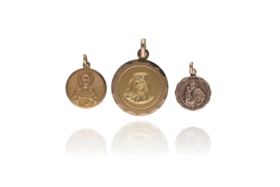 Tre ciondoli in oro - Asta Preziosi Online