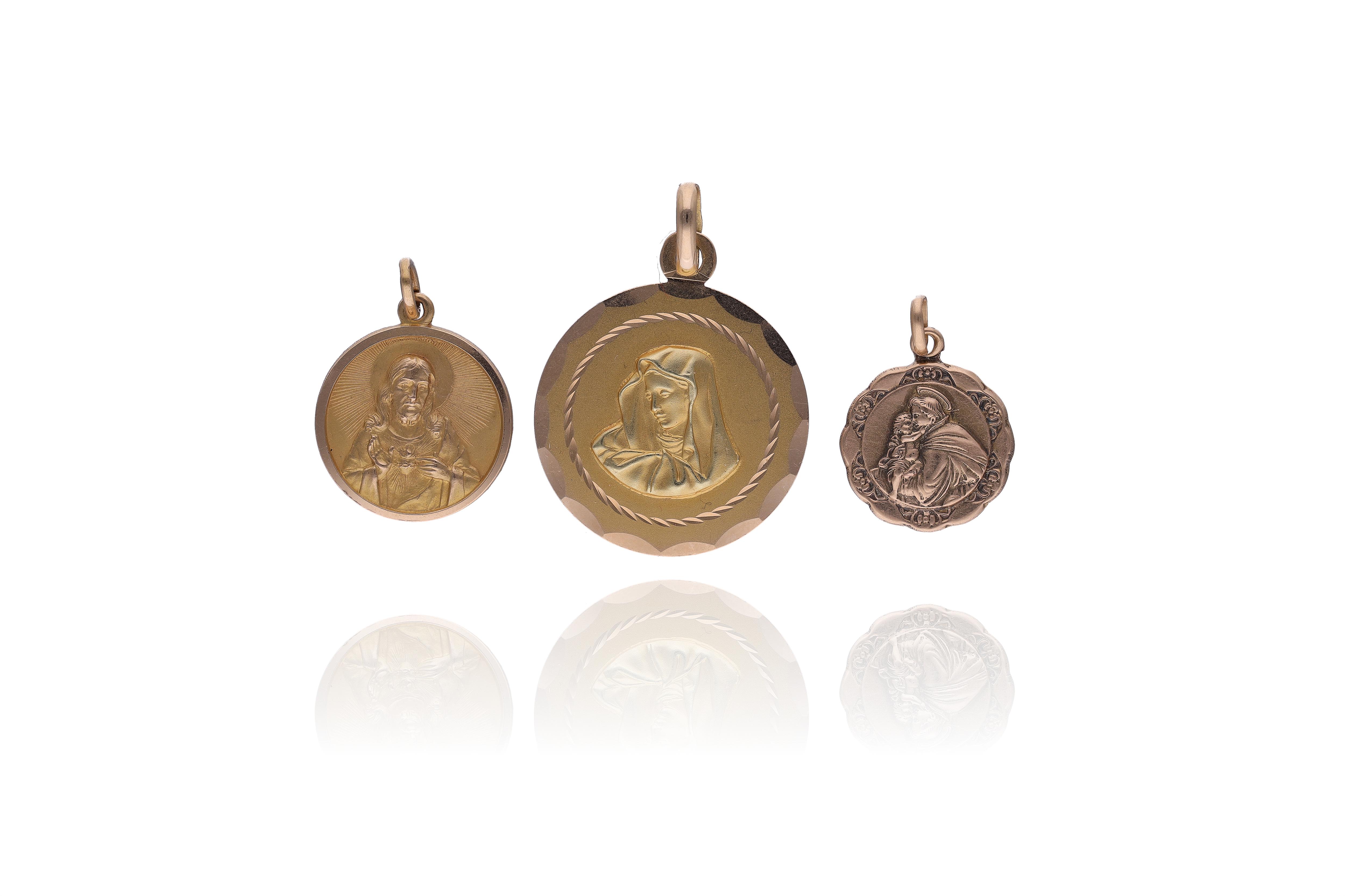 Tre ciondoli in oro - Asta Preziosi Online