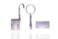 Una lente di ingrandimento in argento e scatolina e mestolo in metallo argentato - Asta Preziosi Online