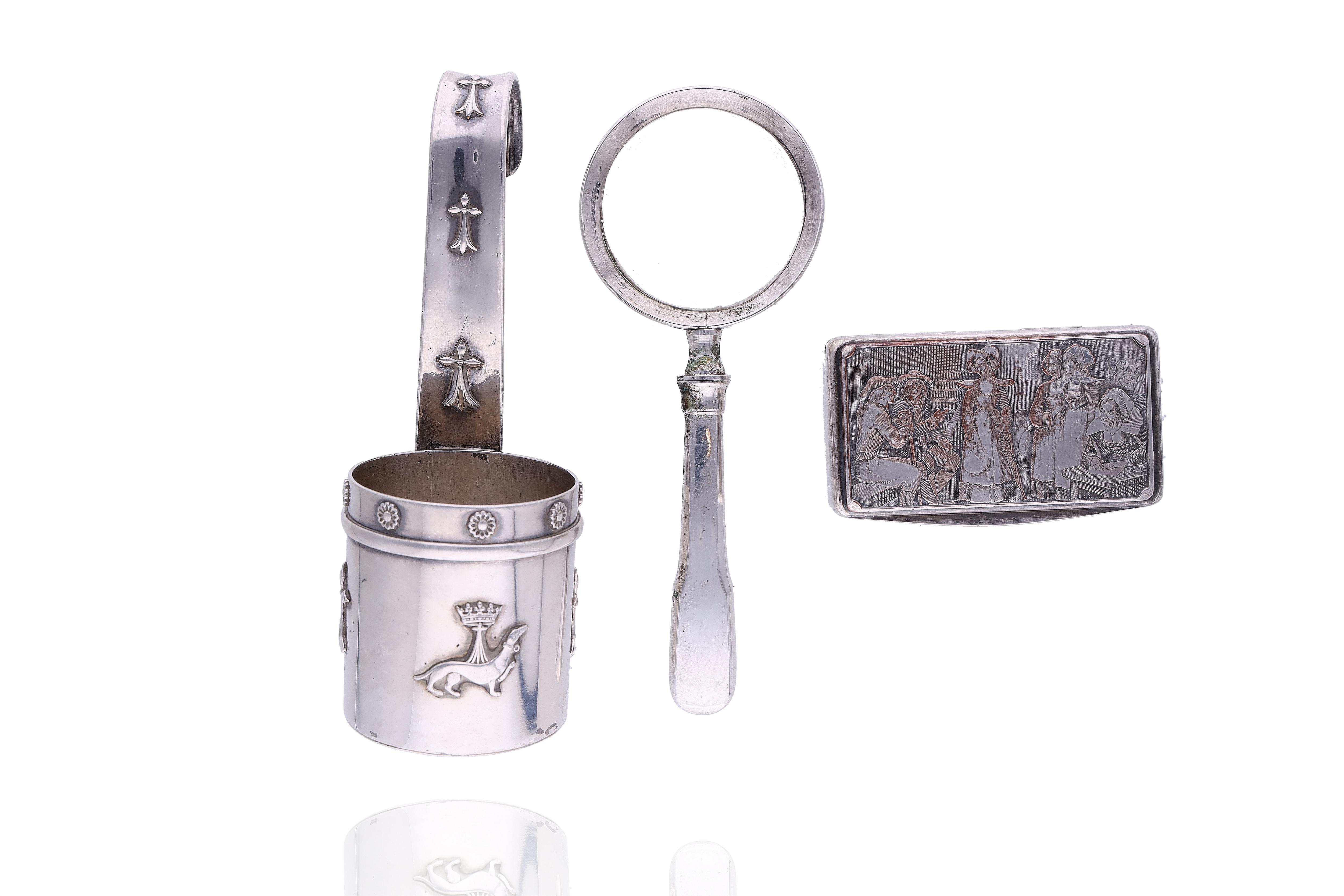 Una lente di ingrandimento in argento e scatolina e mestolo in metallo argentato - Asta Preziosi Online