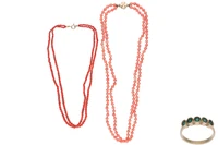 Anello con smeraldi, 2 collane di corallo - Asta Preziosi