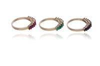 Tre anelli con rubini, smeraldi e zaffiri - Asta Preziosi