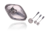 Formaggiera in metallo argentato e e tre cucchiaini in argento - Asta Preziosi