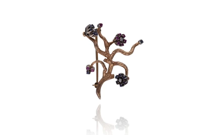 Spilla con rubini, zaffiri e diamanti - Asta Preziosi