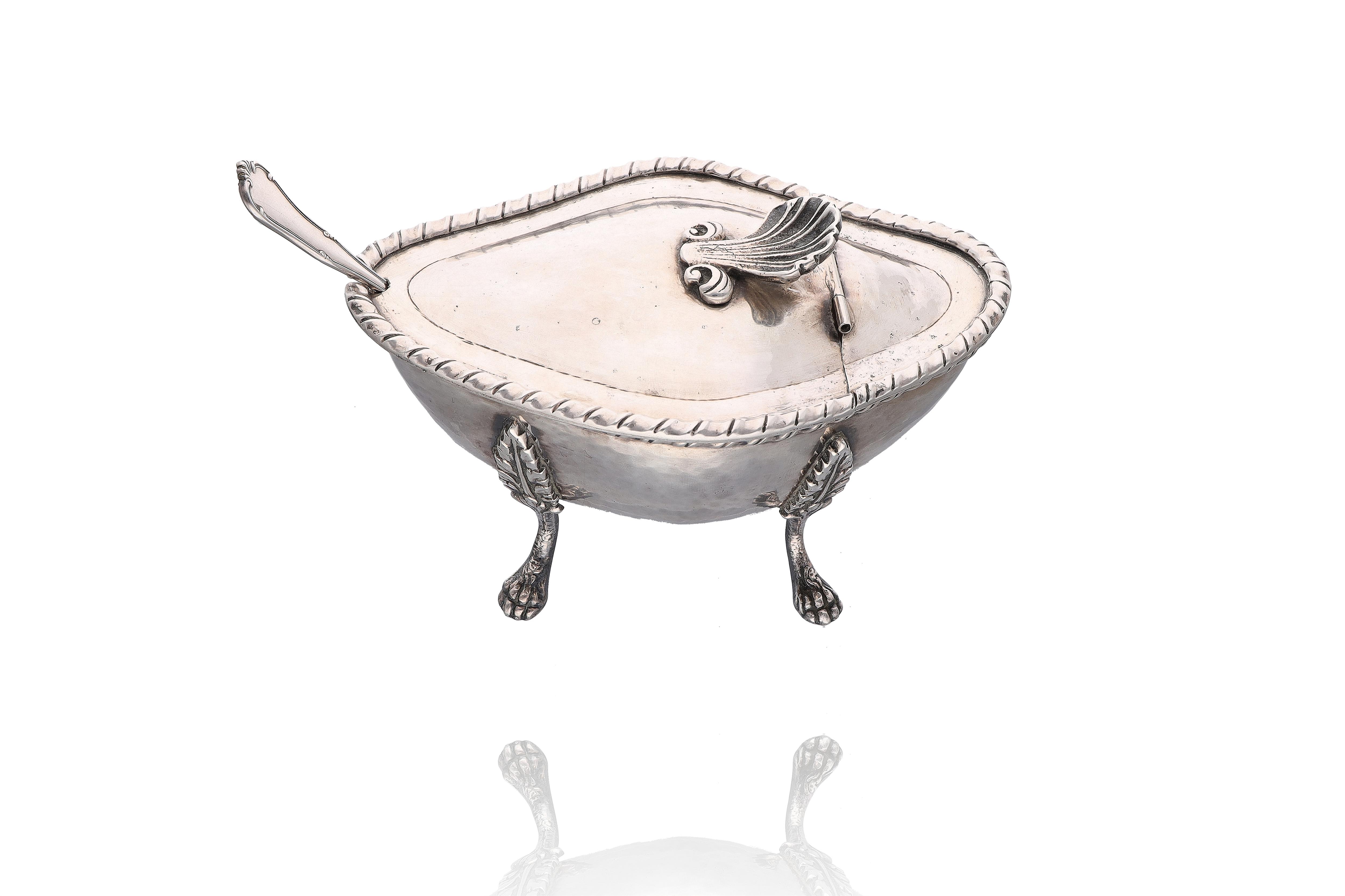 Formaggiera in metallo argentato e e tre cucchiaini in argento - Asta Preziosi