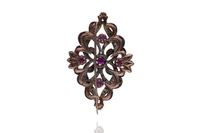 Spilla con diamanti, rubini e pietre - Asta Preziosi