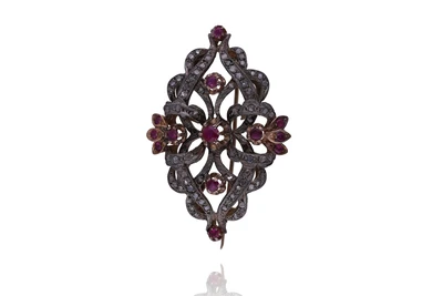 Spilla con diamanti, rubini e pietre - Asta Preziosi