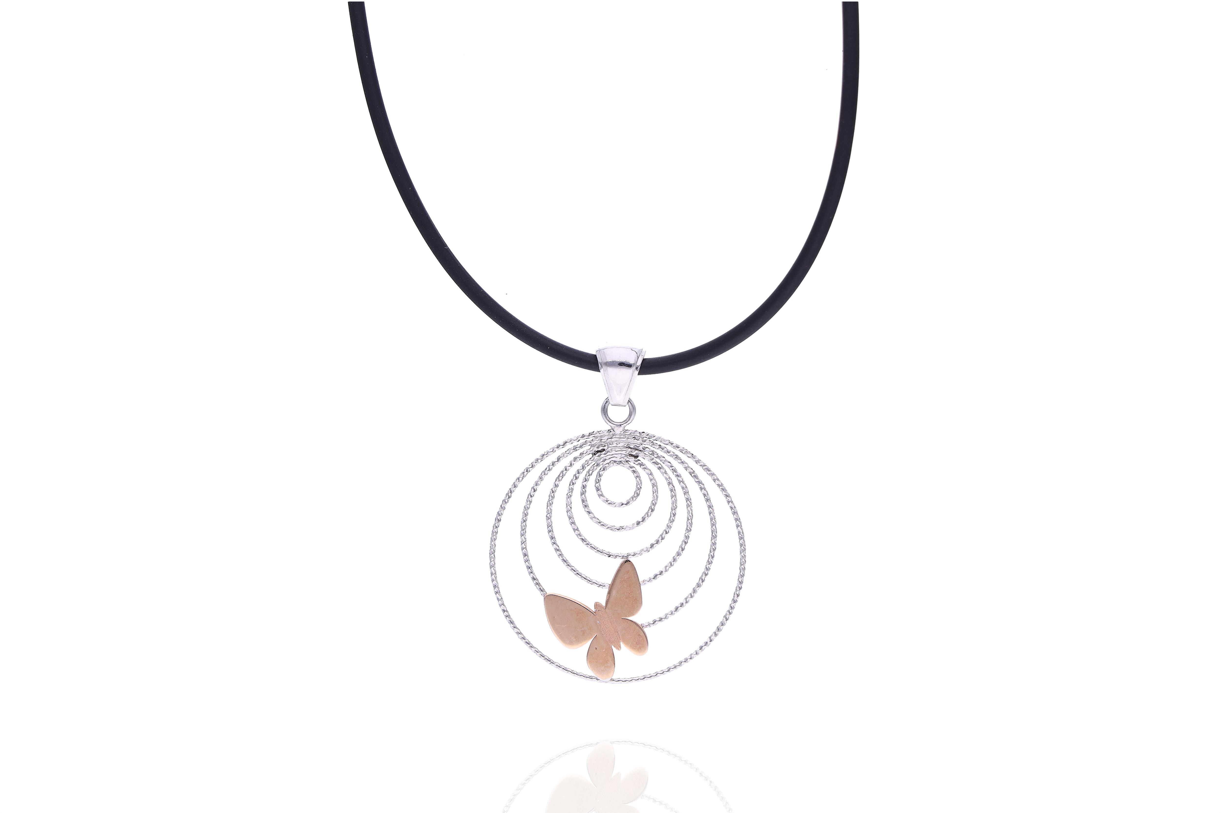 Ciondolo oro con collana in caucciu' - Asta Preziosi