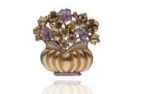 Spilla con rubini, zaffiri, smeraldi, diamanti e tormaline - Asta Preziosi