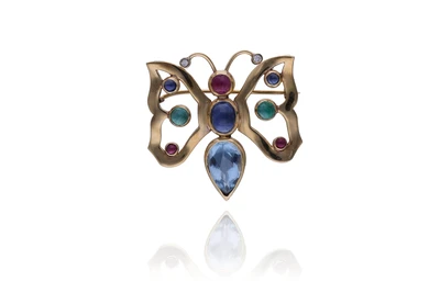 Spilla con zaffiri, rubini, smeraldi, diamanti e topazio - Asta Preziosi