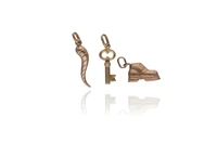 Tre ciondoli in oro - Asta Preziosi