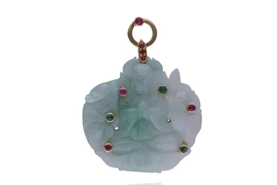 Ciondolo con giada trattata, rubini e smeraldi - Asta Preziosi