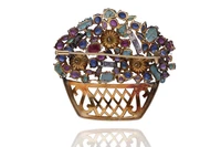 Spilla con rubini, zaffiri, smeraldi, diamanti e pietre - Asta Preziosi