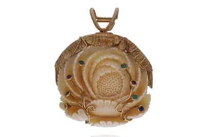 Ciondolo con conchiglia, rubini, smeraldi e zaffiri - Asta Preziosi