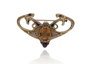 Spilla con zaffiri, pietra, perle coltivate e smalto - Asta Preziosi