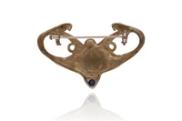 Spilla con zaffiri, pietra, perle coltivate e smalto - Asta Preziosi