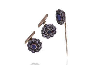 Paio di gemelli e spilla con diamanti, zaffiro e pietre - Asta Preziosi