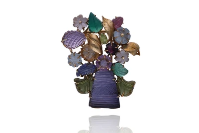 Spilla con iolite, tormaline, zaffiro, rubino, quarzi e pietre - Asta Preziosi