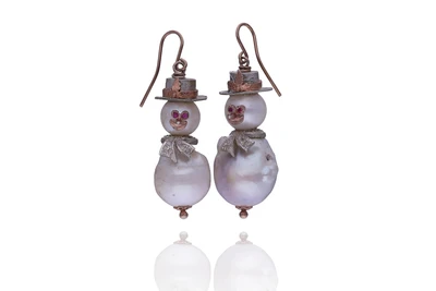 Orecchini con perle coltivate, diamanti e pietre - Asta Preziosi