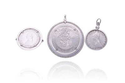 Spilla e due ciondoli in argento - Asta Preziosi