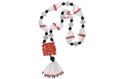 Collana di perle coltivate, serpentino, onice, coralli, smeraldi, diamante e pietre - Asta Preziosi