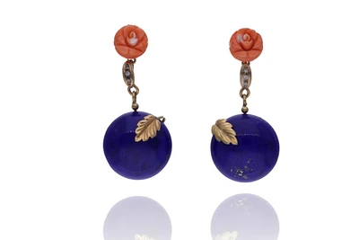 Orecchini con diamanti, corallo e lapislazzuli - Asta Preziosi