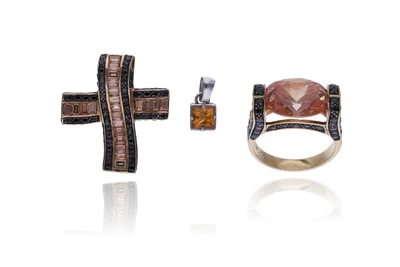 Anello e due ciondoli con pietre - Asta Preziosi