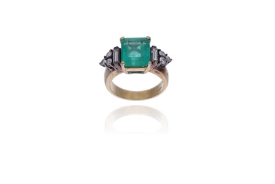 Anello con smeraldo e diamanti - Asta Preziosi
