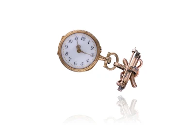 Spilla con orologio a ciondolo con microperle, smalto e diamanti - Asta Preziosi Spilla con orologio a ciondolo con microperle, smalto e diamanti - Asta Preziosi