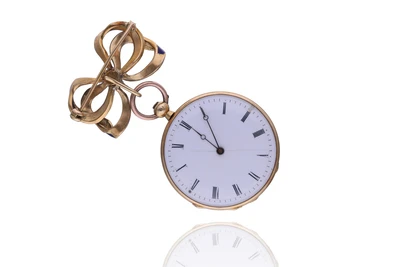 Spilla con orologio con diamanti e smalto - Asta Preziosi