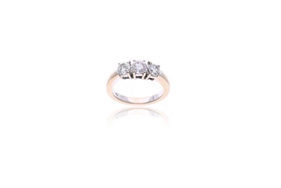 Anello trilogy con diamanti - Asta Preziosi Anello trilogy con diamanti - Asta Preziosi