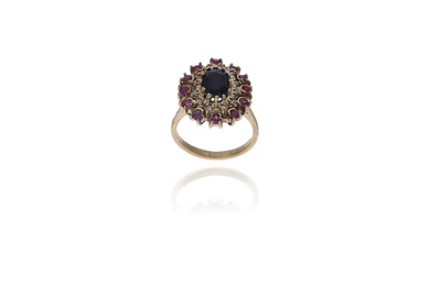 Anello con diamanti, rubini e zaffiro - Asta Preziosi
