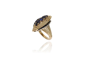 Anello con zaffiri, smalti e pietra - Asta Preziosi