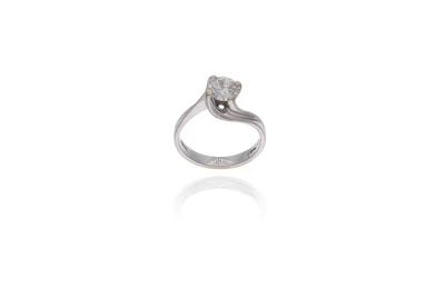 Anello solitario con diamante, realizzato in oro bianco 750 - Asta Preziosi