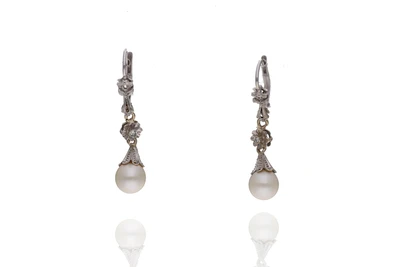 Paio di orecchini con perle coltivate e diamanti, realizzati in oro bianco 750 - Asta Preziosi