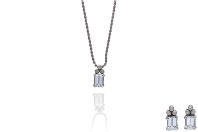 Parure composta da collana a torciglione, ciondolo e paio di orecchini con acquemarine e diamanti, realizzati in oro bianco 750 - Asta Preziosi