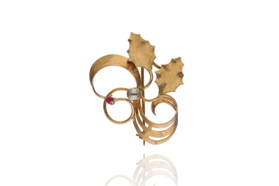 Spilla con pietra raffigurante foglie di agrifoglio, realizzata in oro bicolore 750 - Asta Preziosi