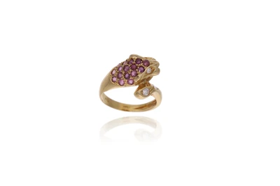 Anello con rubini e pietre, raffigurante felino, in oro giallo 750 - Asta Preziosi