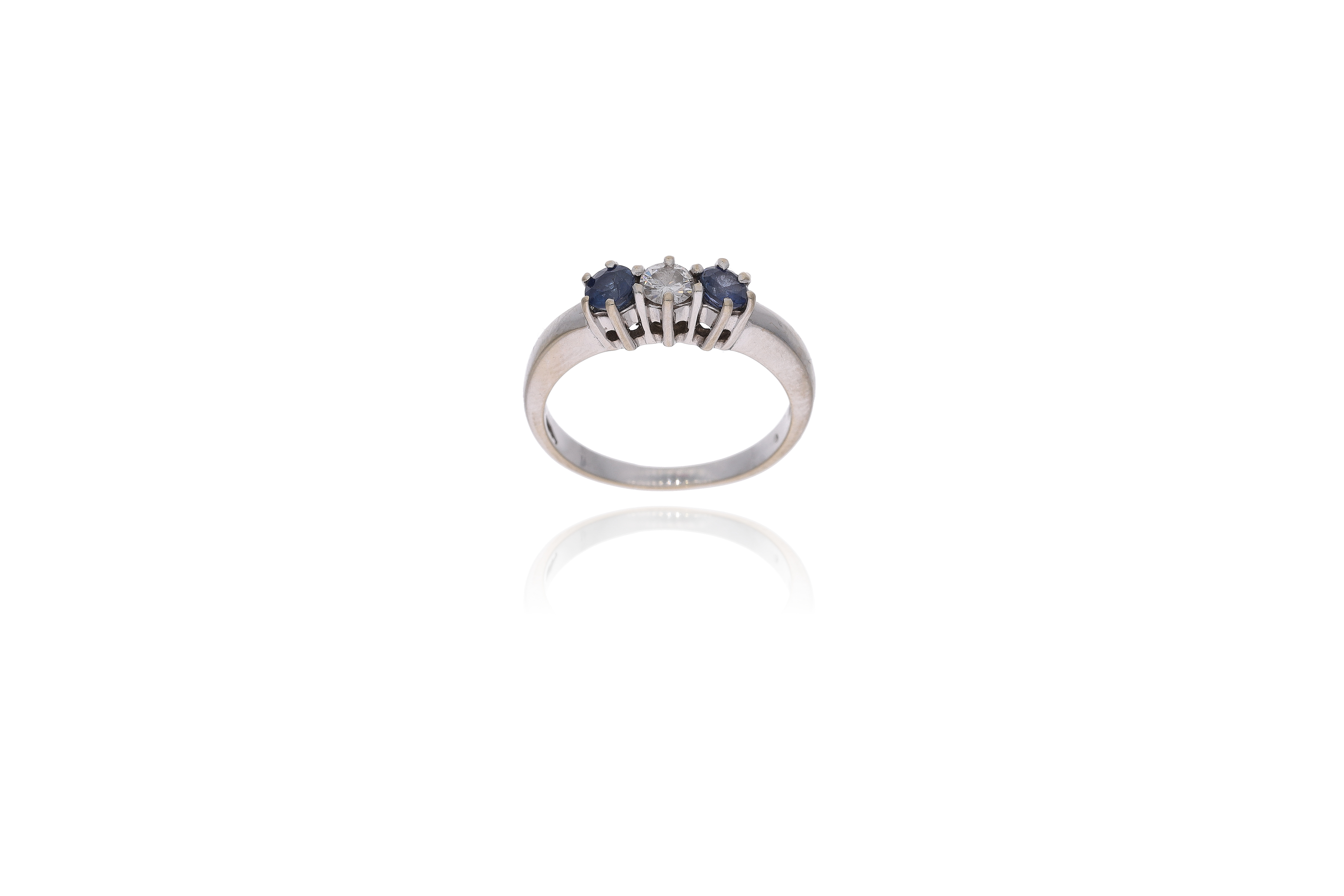 Anello con diamante e zaffiri, in oro bianco 750 - Asta Preziosi